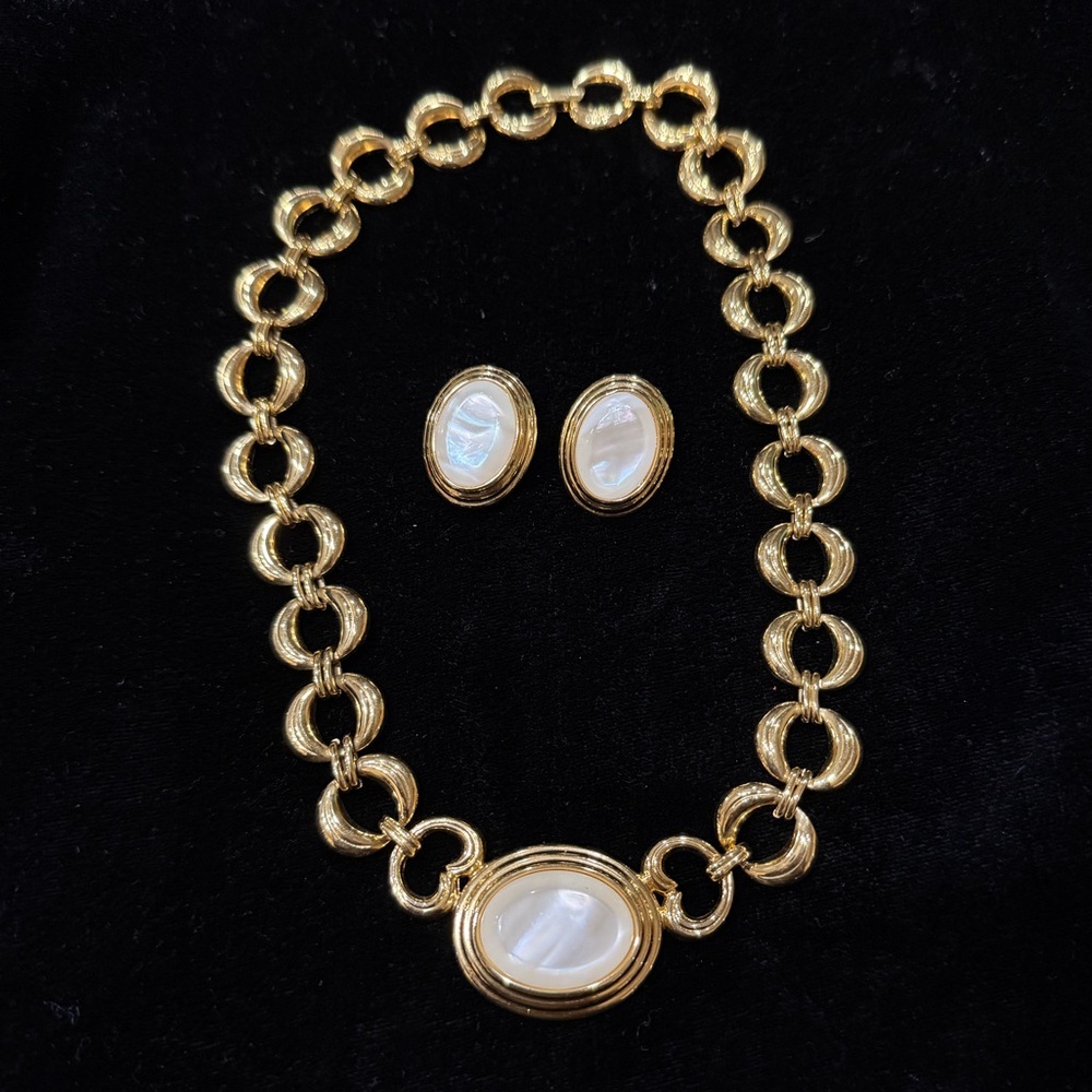Monet Vintage Gold Tone Pendant Necklace with cabochon centerpiece